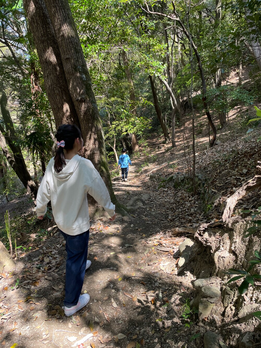 ブルー系のデニムパンツ、ホワイト系のスニーカー、ホワイト系のTシャツ/カットソーを着用したキッズの春コーディネートの4枚目の写真