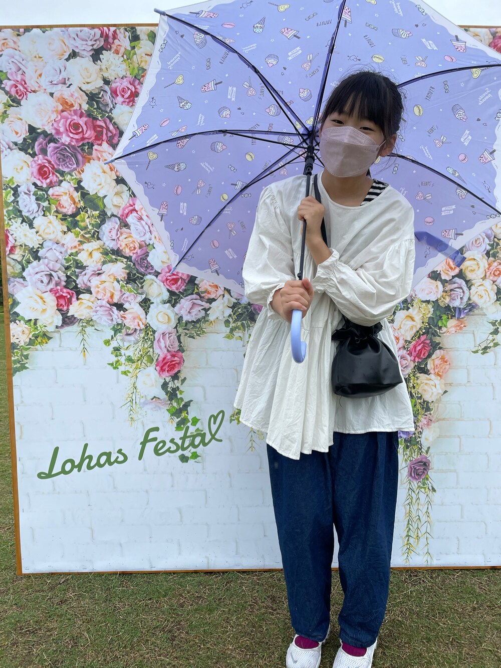 ブラック系のハンドバッグ、ブルー系のデニムパンツ、ブルー系のデニムパンツを着用したキッズの春コーディネートの2枚目の写真