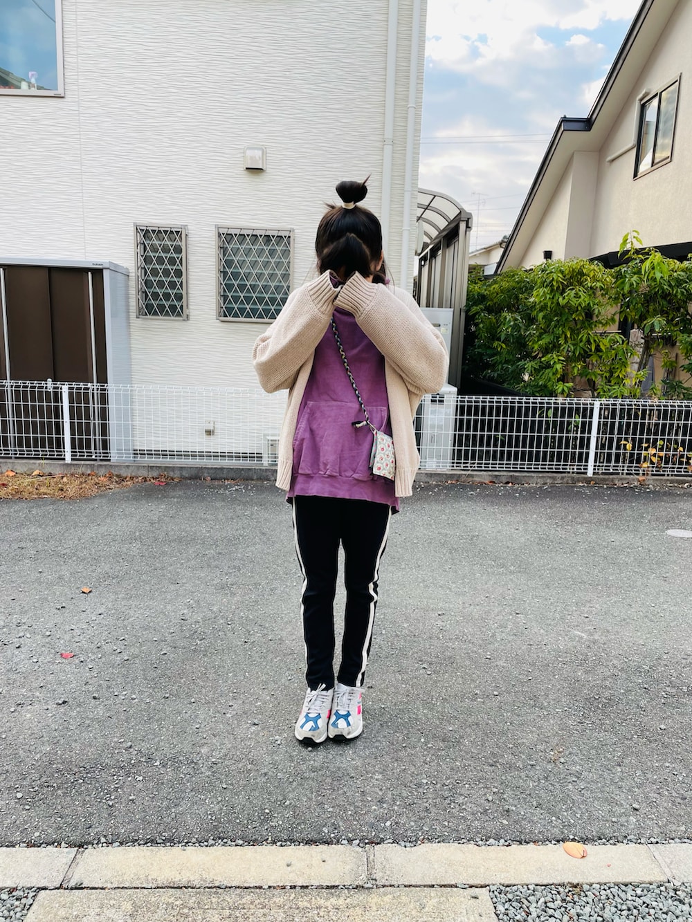 「スニーカー、スニーカーコーデ、むすめ服、通学すたいる、着まわしバンザイ🙌」｜「BRANSHESのピグメント染めパーカー（パーカー、パープル系）」を使った、emi_mitoさん（キッズ・143cm）の冬コーディネートの2枚目の写真