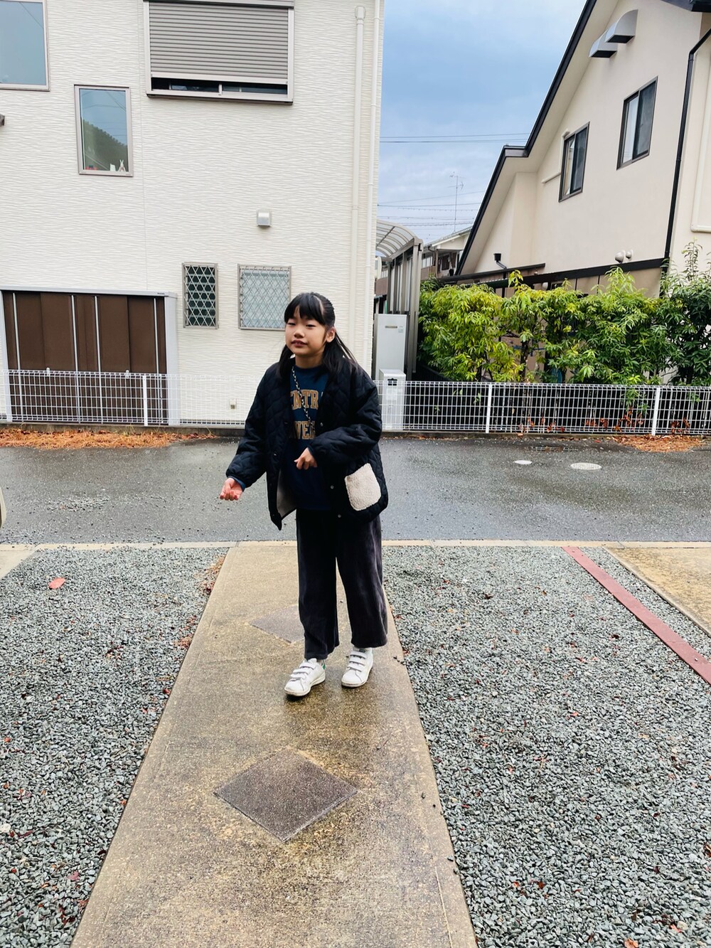 ブラック系のブルゾン、ブルー系のスウェット、グレー系のその他パンツを着用したキッズの冬コーディネートの3枚目の写真