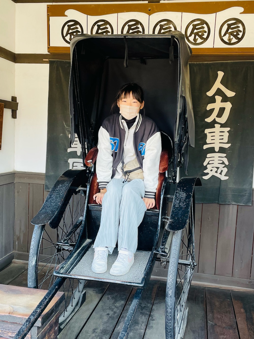 ホワイト系のその他トップス、グレー系のその他パンツ、グレー系のスウェットを着用したキッズの冬コーディネートの2枚目の写真