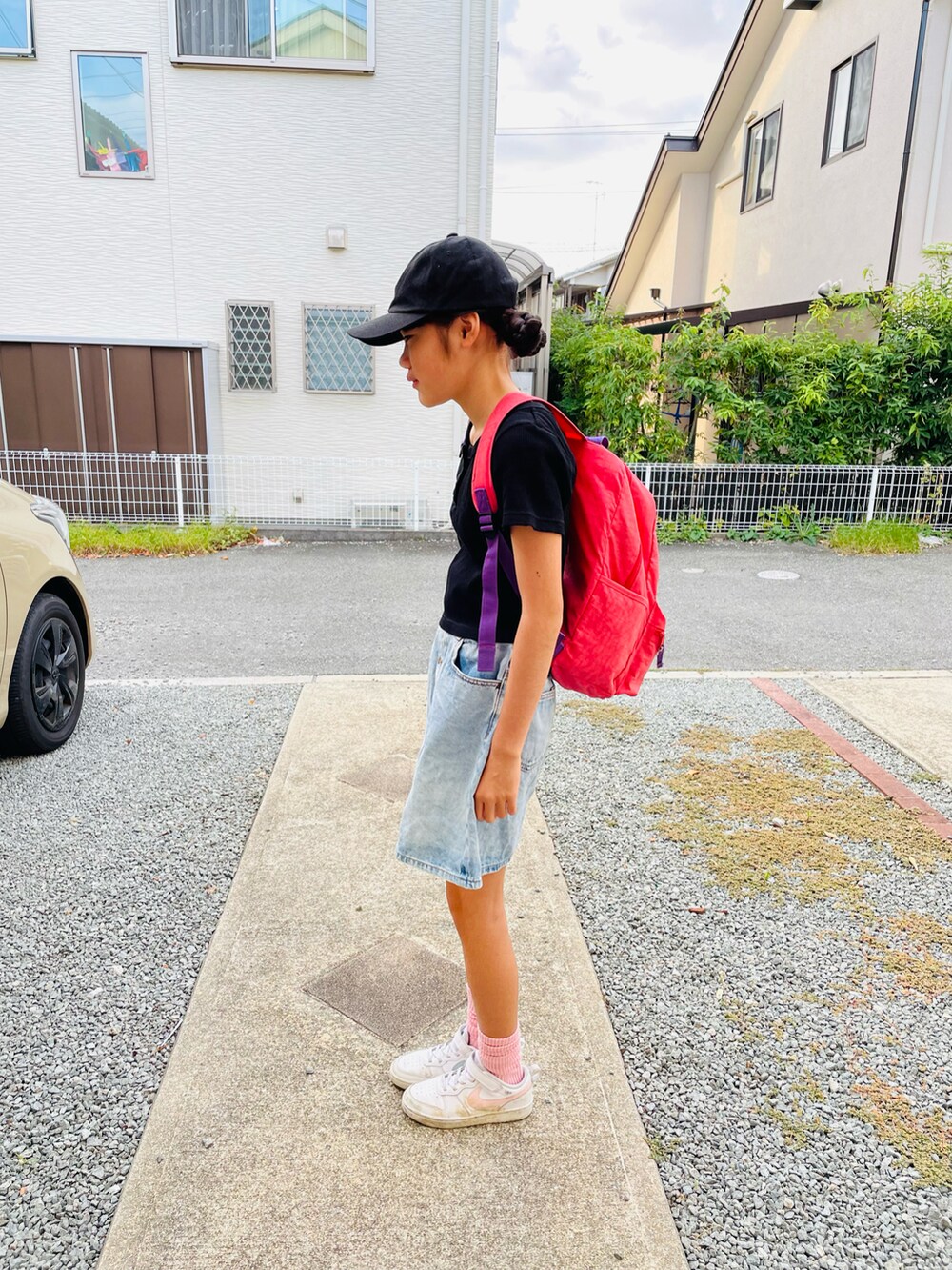 ブルー系のデニムスカート、ブラック系のTシャツ/カットソー、ホワイト系のスニーカーを着用したキッズの秋コーディネートの3枚目の写真