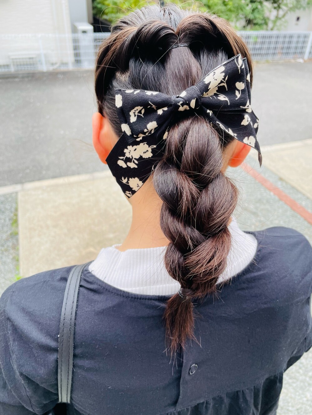 ブラック系のハンドバッグ、ブラック系のワンピース、グリーン系のその他パンツを着用したキッズの春コーディネートの3枚目の写真