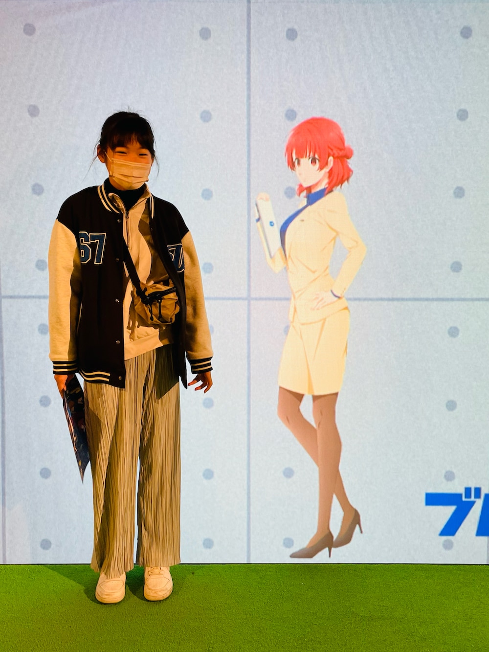 ホワイト系のその他トップス、グレー系のその他パンツ、グレー系のスウェットを着用したキッズの冬コーディネートの4枚目の写真