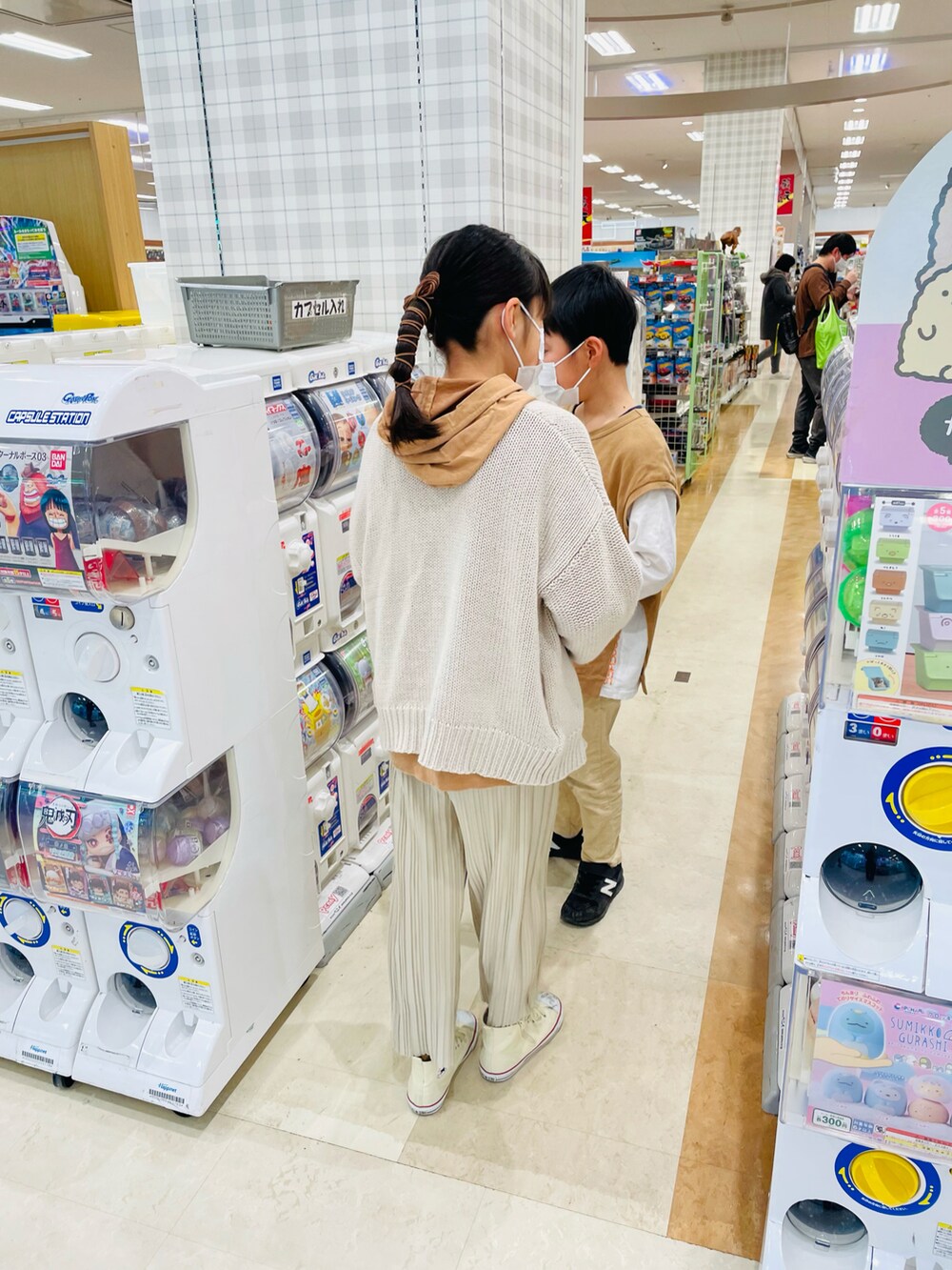 ベージュ系のその他パンツ、ブラウン系のパーカー、ホワイト系のカーディガン/ボレロを着用したキッズの冬コーディネートの4枚目の写真