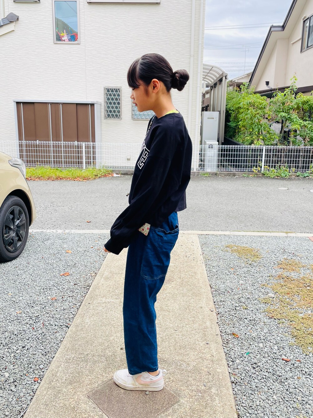 「秋ルック紹介するよ、ビッグシルエット、むすめ服、通学すたいる、レイヤードスタイル」|「Life Support Productsの【コットンUSA】ビッグポケットデニムパンツ(80~160cm)(デニムパンツ、ブルー系)」を使った、emi_mitoさん(キッズ・150cm)の秋コーディネートの2枚目の写真