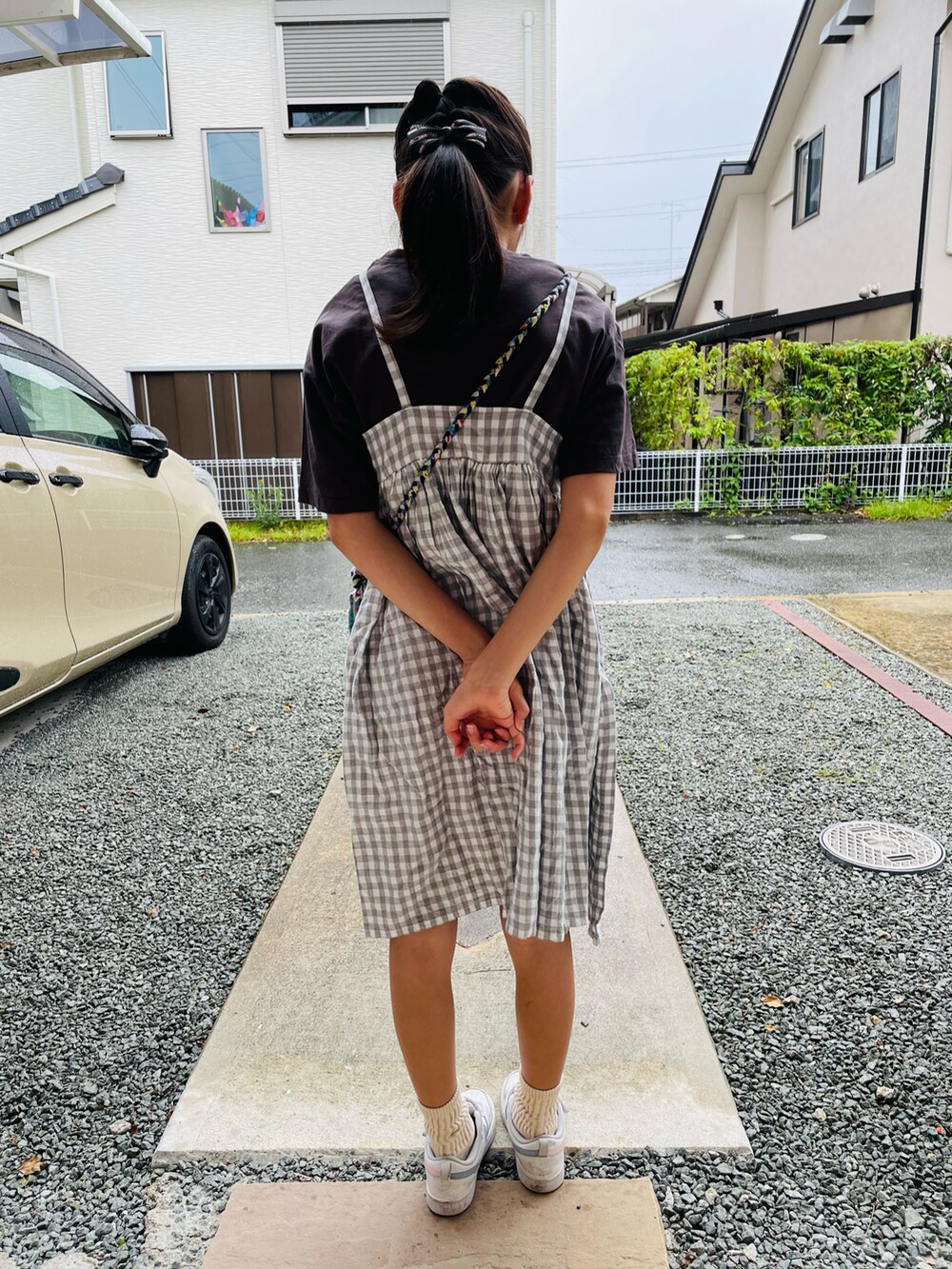 グレー系のワンピース/ドレス、グレー系のTシャツ/カットソー、ホワイト系のスニーカーを着用したキッズの夏コーディネートの3枚目の写真