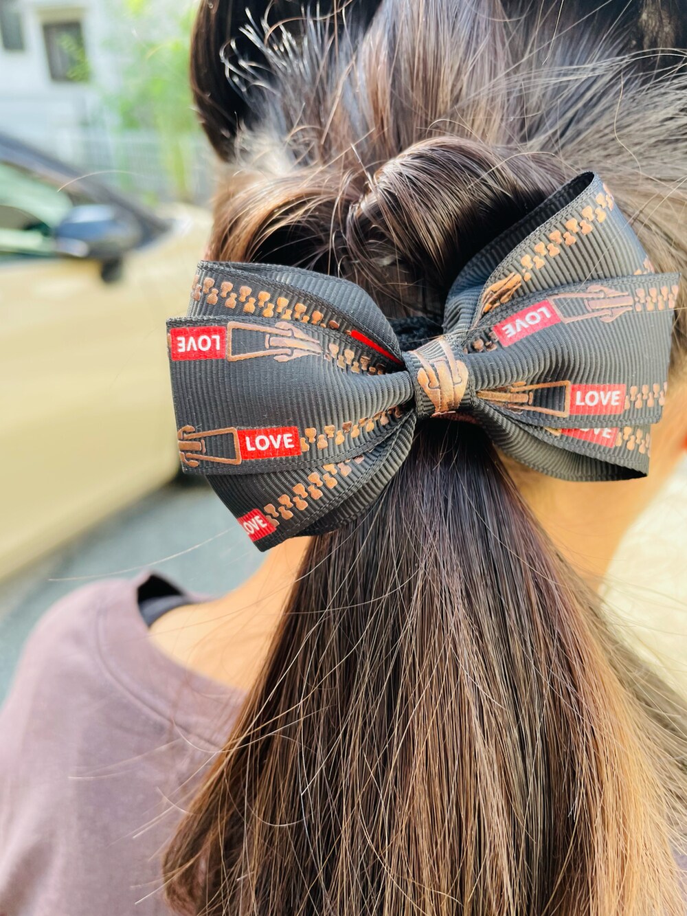 グレー系のTシャツ/カットソー、ベージュ系のスカート、ブラック系のスニーカーを着用したキッズの夏コーディネートの3枚目の写真