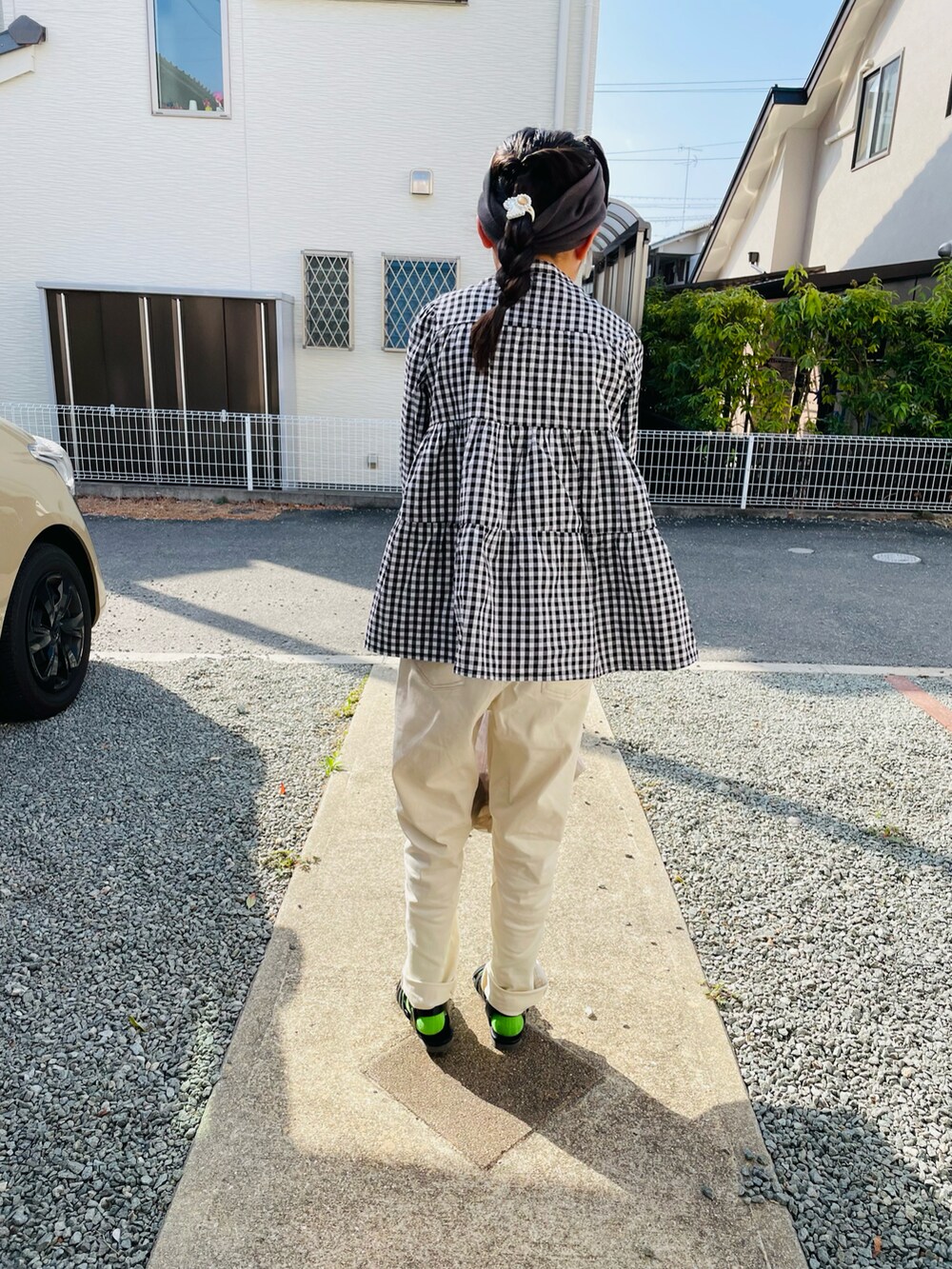 ブラック系のシャツ/ブラウス、ホワイト系のチノパンツ、ブラック系のサンダルを着用したキッズの春コーディネートの3枚目の写真