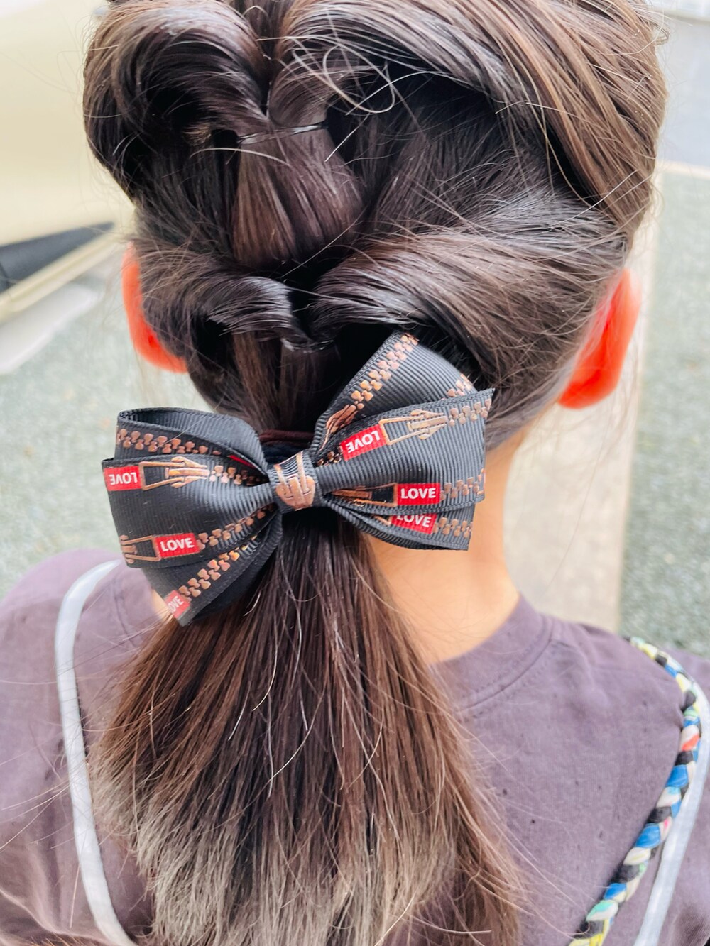 グレー系のワンピース/ドレス、グレー系のTシャツ/カットソー、ホワイト系のスニーカーを着用したキッズの夏コーディネートの4枚目の写真