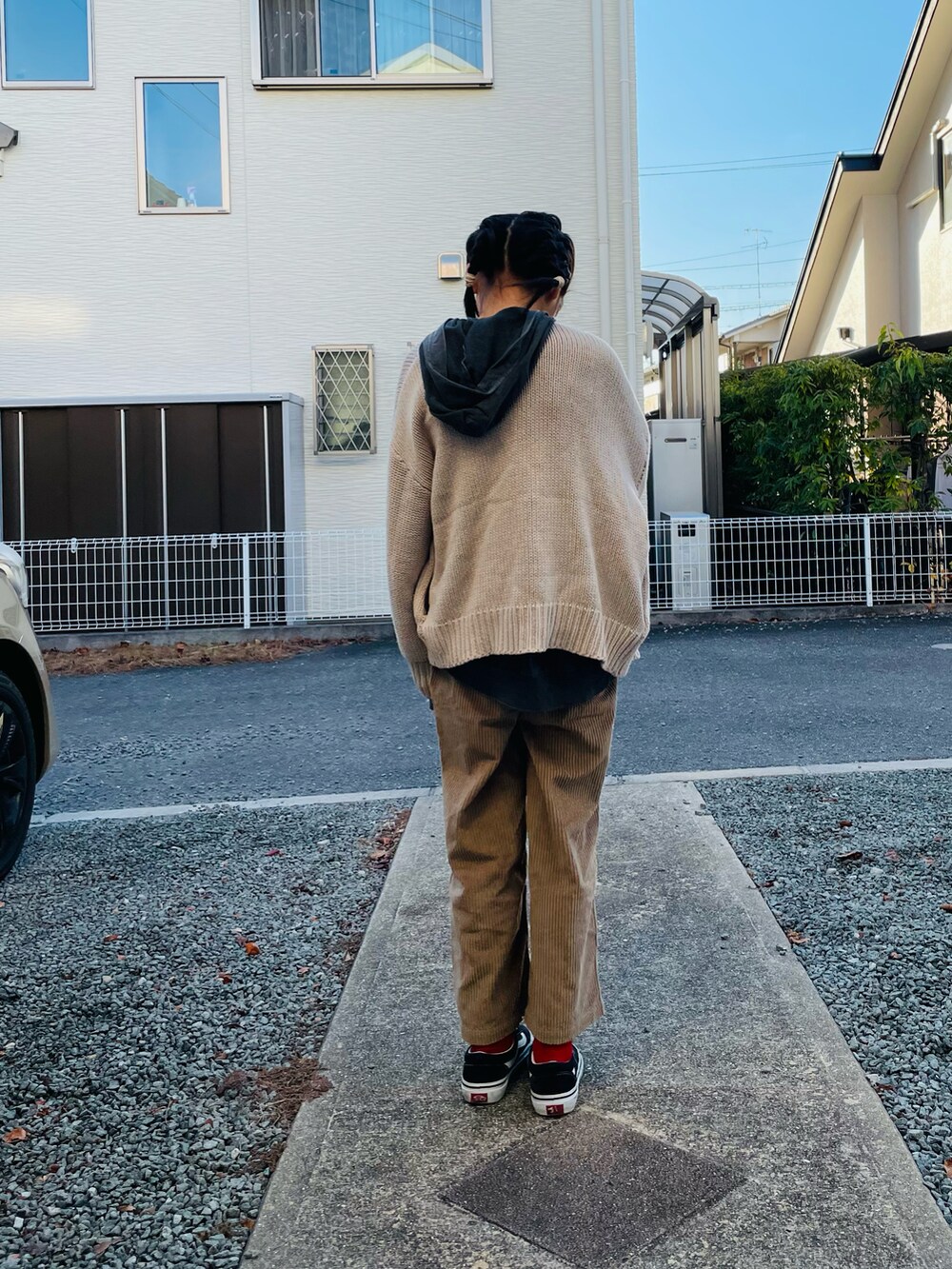 グレー系のパーカー、ホワイト系のカーディガン/ボレロ、ベージュ系のその他パンツを着用したキッズの冬コーディネートの4枚目の写真