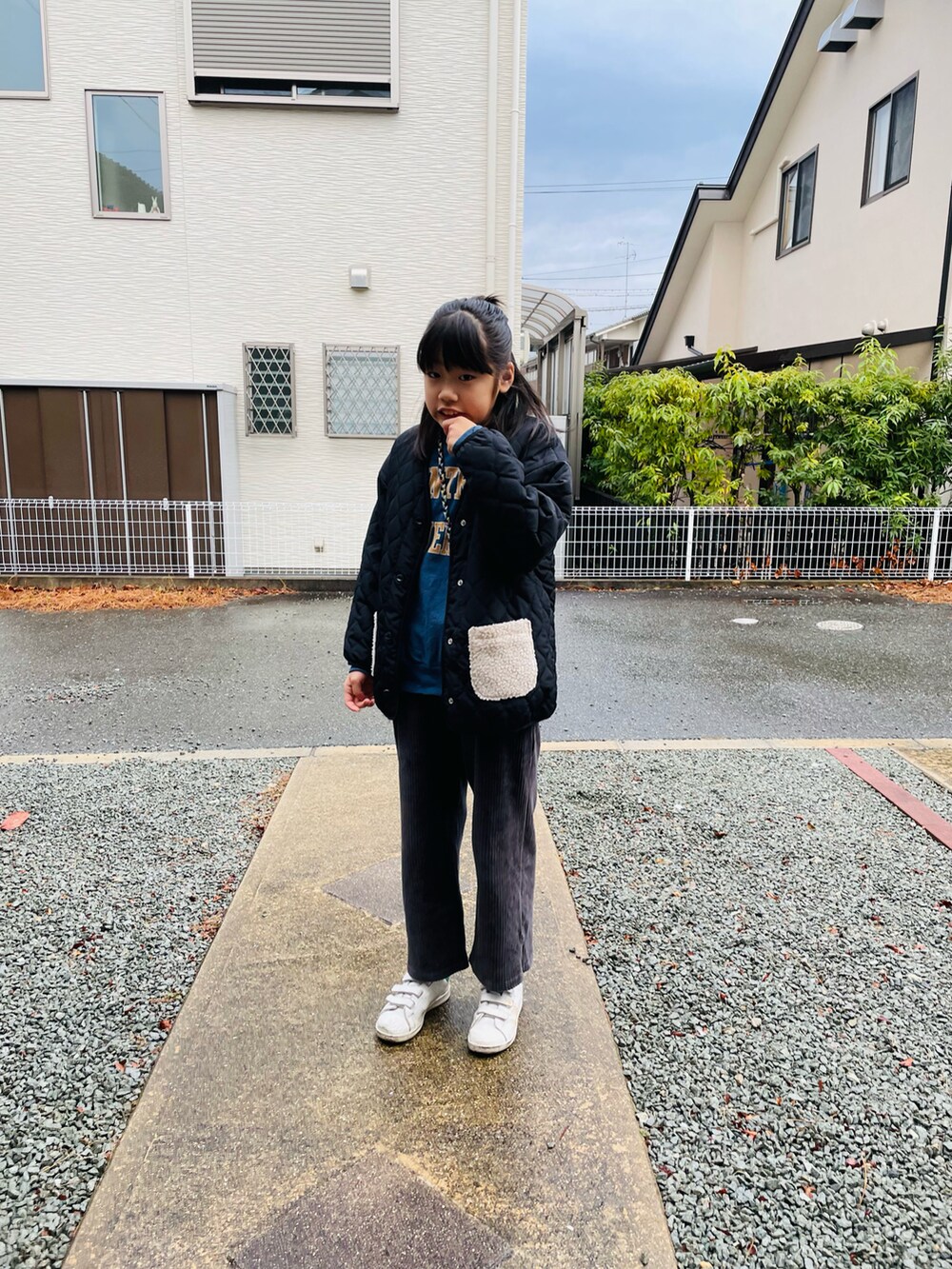 ブラック系のブルゾン、ブルー系のスウェット、グレー系のその他パンツを着用したキッズの冬コーディネートの2枚目の写真