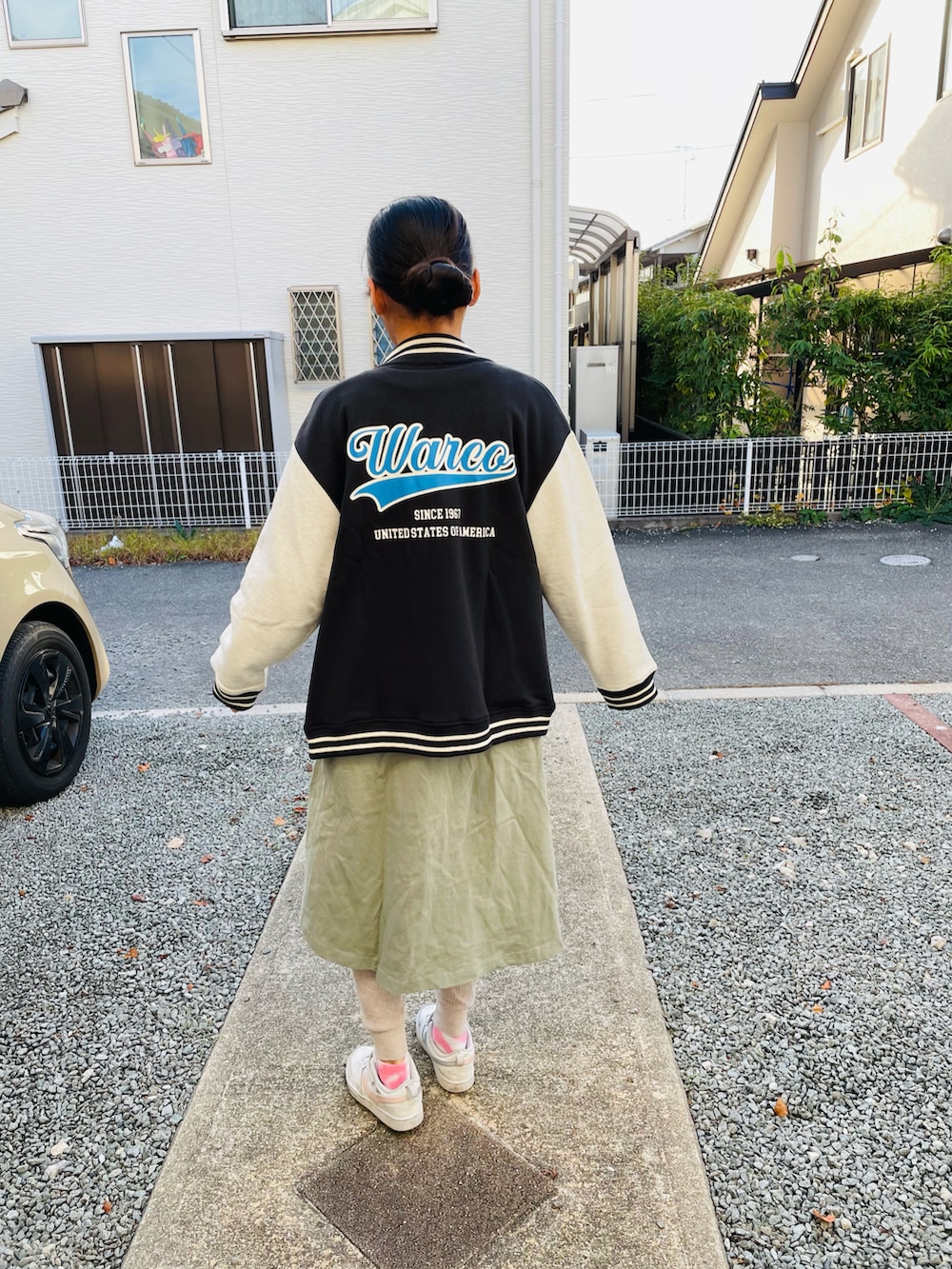 ホワイト系のその他トップス、グリーン系のワンピース、ホワイト系のスニーカーを着用したキッズの秋コーディネートの3枚目の写真