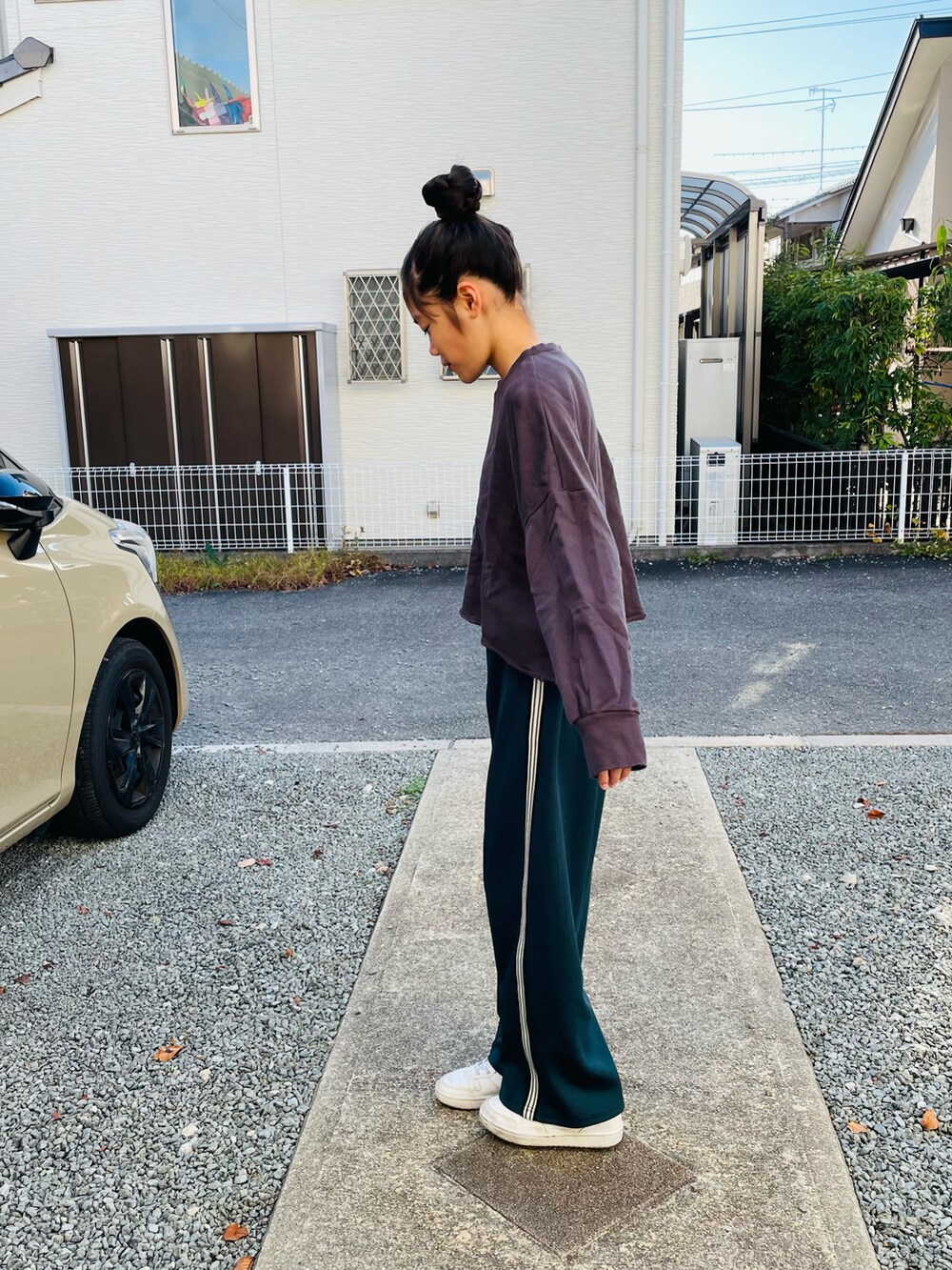 グリーン系のその他パンツ、ホワイト系のスニーカー、グレー系のスウェットを着用したキッズの秋コーディネートの3枚目の写真