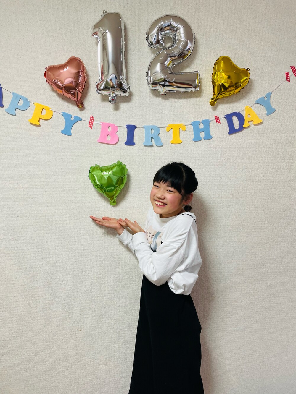 ホワイト系のTシャツ/カットソー、ブラック系のサロペット/オーバーオール、ベージュ系のショルダーバッグを着用したキッズの春コーディネートの3枚目の写真