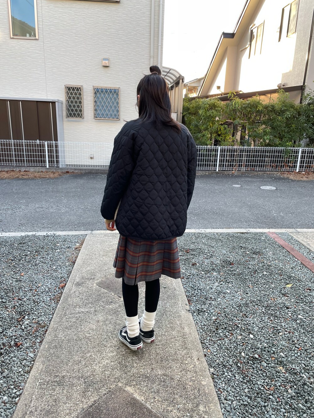 ブラック系のブルゾン、ベージュ系のスウェット、グレー系のスカートを着用したキッズの冬コーディネートの3枚目の写真