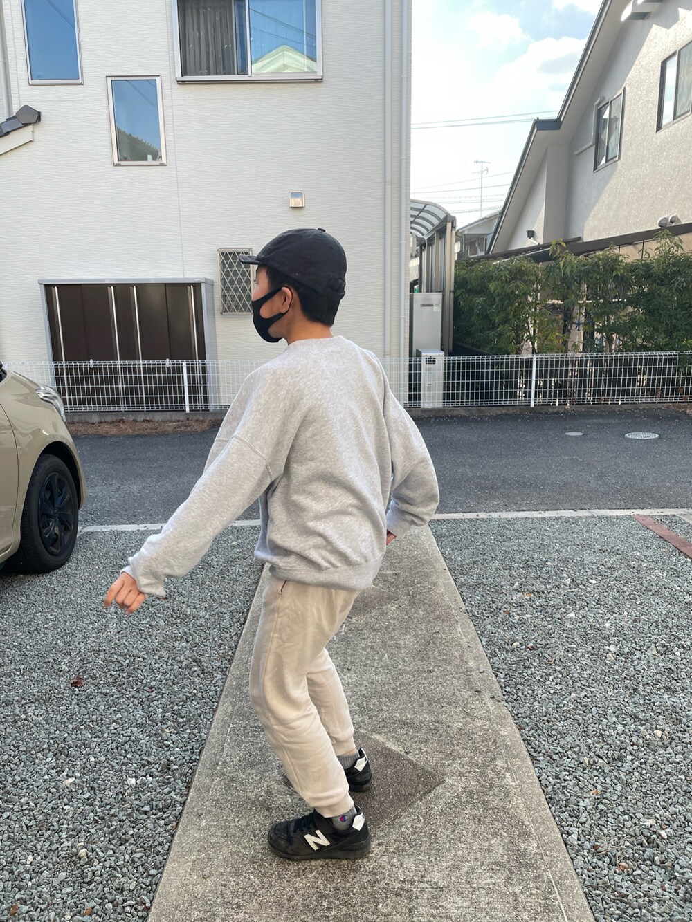 ホワイト系のその他パンツ、ブラック系のスニーカー、グレー系のスウェットを着用したキッズの冬コーディネートの2枚目の写真