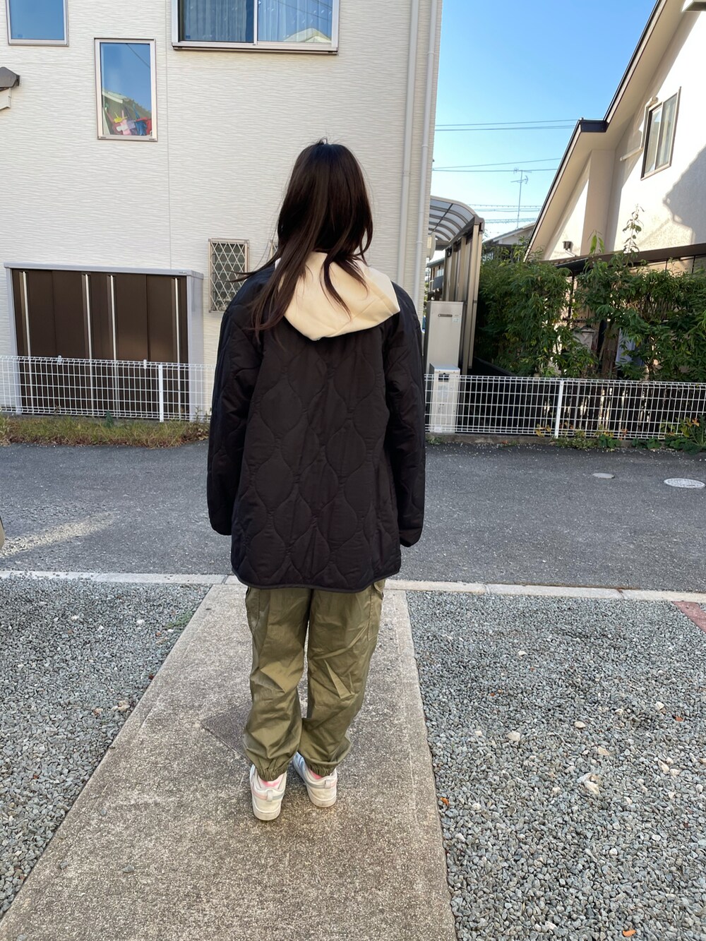 ブラック系のモッズコート、ホワイト系のスニーカーを着用したキッズの秋コーディネートの3枚目の写真