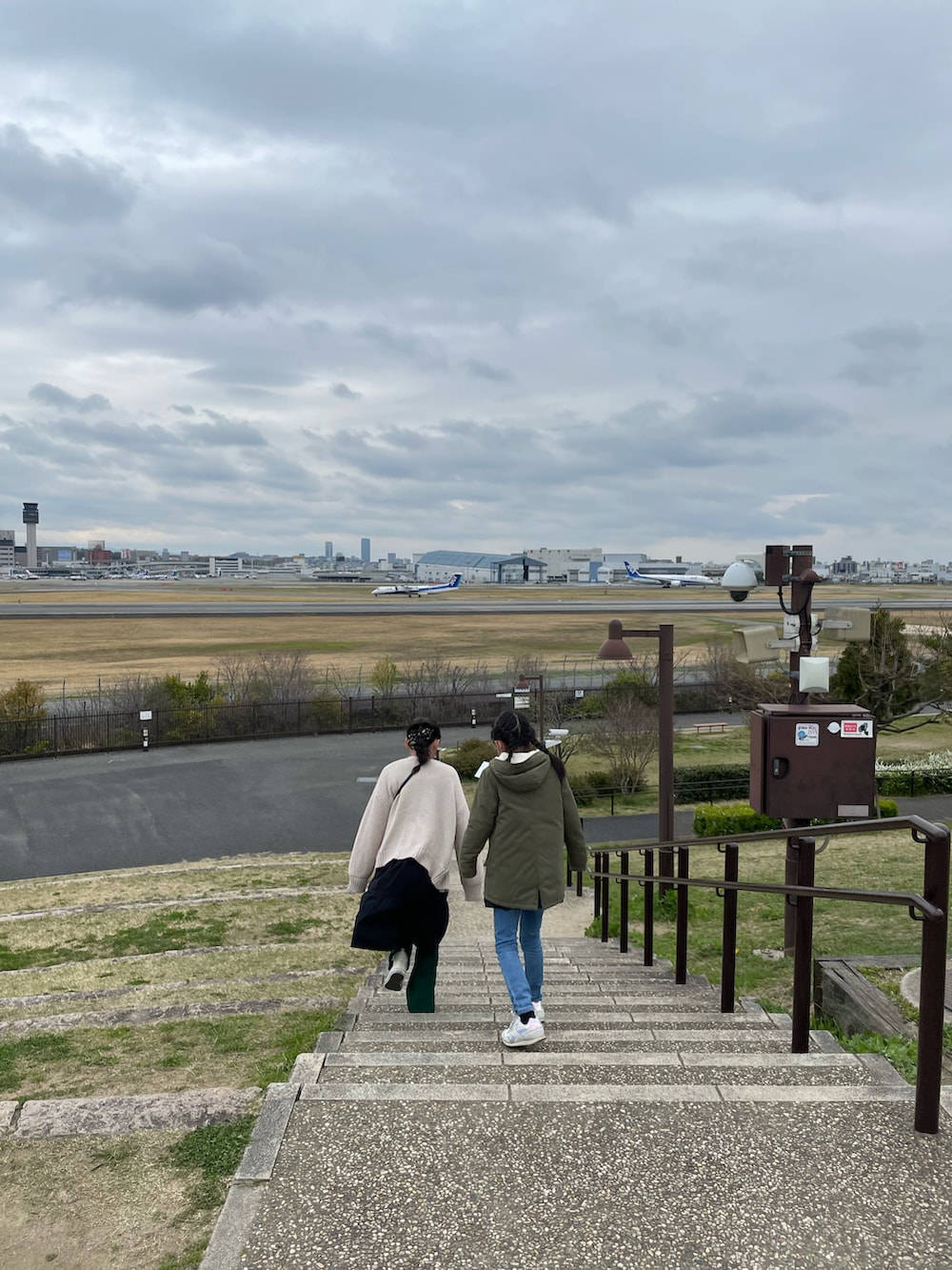 ブラック系のハンドバッグ、ブラック系のワンピース、グリーン系のその他パンツを着用したキッズの春コーディネートの4枚目の写真