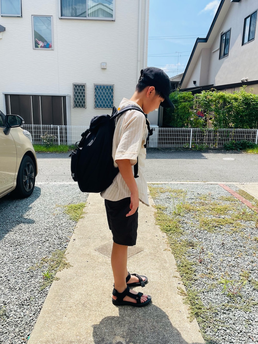 ベージュ系のシャツ/ブラウス、ブラック系のその他パンツ、ブラック系のサンダルを着用したキッズの夏コーディネートの2枚目の写真