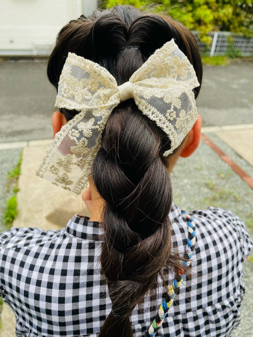 ブラック系のシャツ/ブラウス、ホワイト系のスニーカー、ブラック系のソックス/靴下を着用したキッズの春コーディネートの4枚目の写真