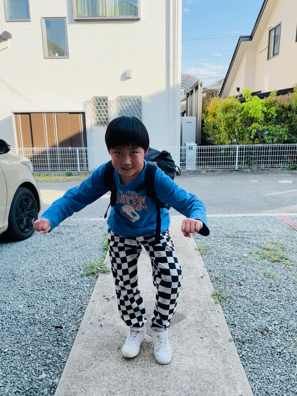 ブルー系のTシャツ/カットソー、ブラック系のその他パンツ、ホワイト系のスニーカーを着用したキッズの春コーディネートの2枚目の写真