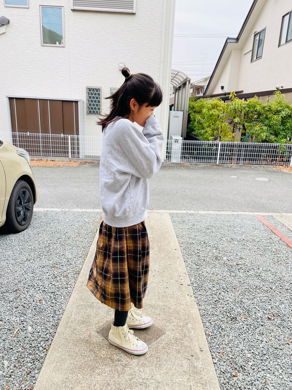 「スカート、hokkoriko、むすめ服、コンバース、りかちゃん真似っこ♡」｜「Ocean&Groundのカレッジロゴジャンボスウェット（80～140cm）（スウェット、グレー系）」を使った、emi_mitoさん（キッズ・143cm）の冬コーディネートの2枚目の写真