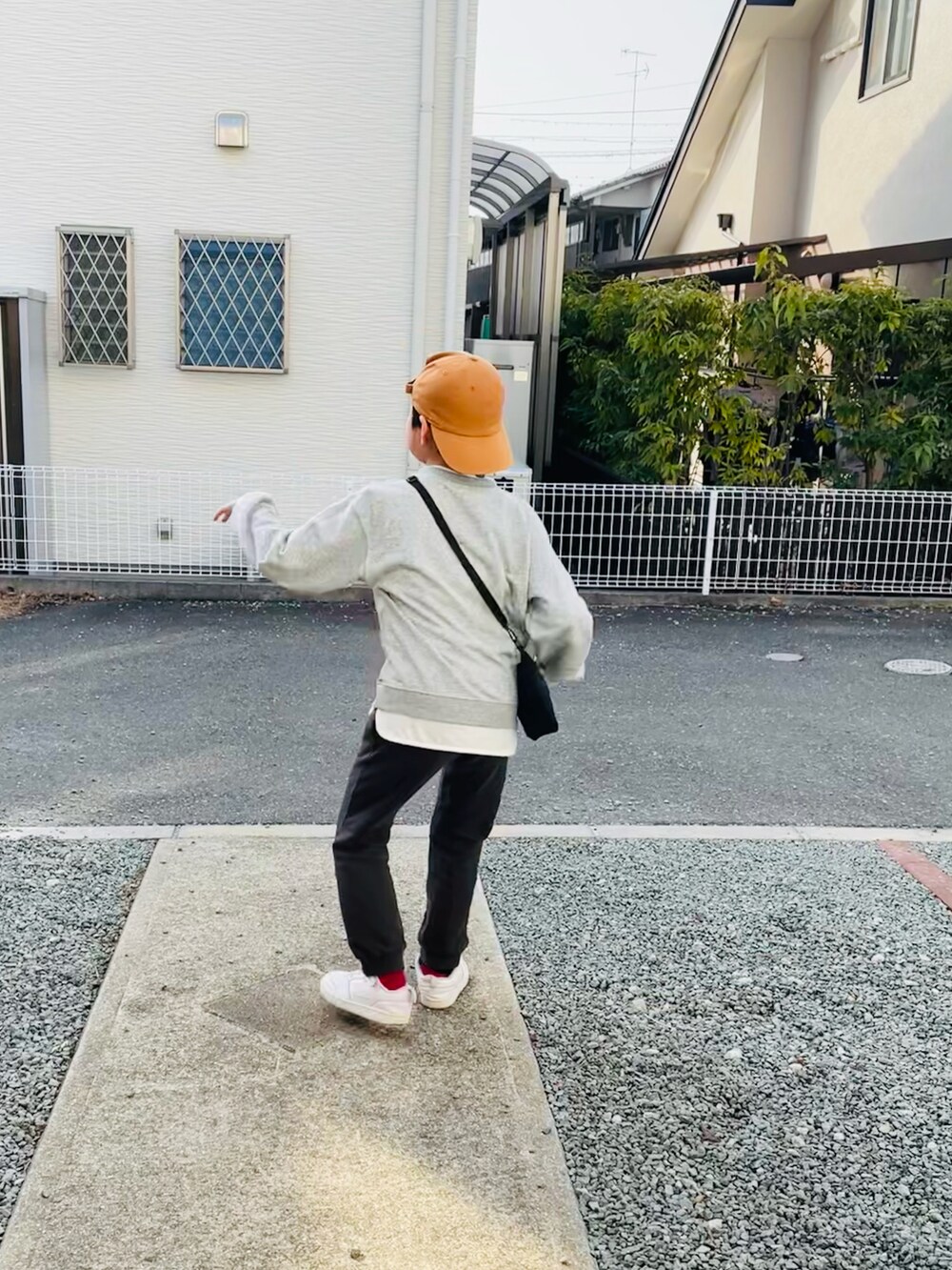 グレー系のTシャツ/カットソー、ブラック系のショルダーバッグ、グレー系のその他パンツを着用したキッズの春コーディネートの4枚目の写真