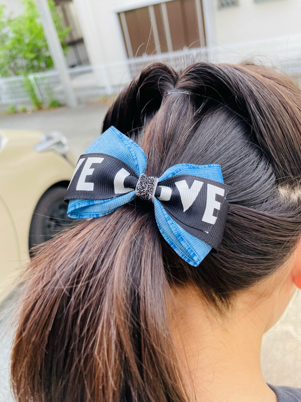 グレー系のチュニック、グリーン系のその他パンツ、グレー系のスニーカーを着用したキッズの春コーディネートの3枚目の写真