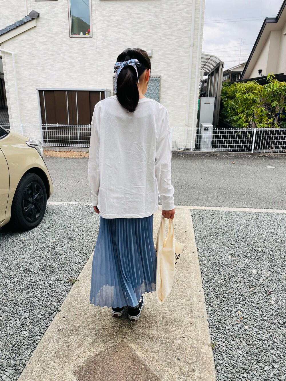 ホワイト系のTシャツ/カットソー、ブルー系のスカート、ホワイト系のエコバッグ/サブバッグを着用したキッズの春コーディネートの4枚目の写真