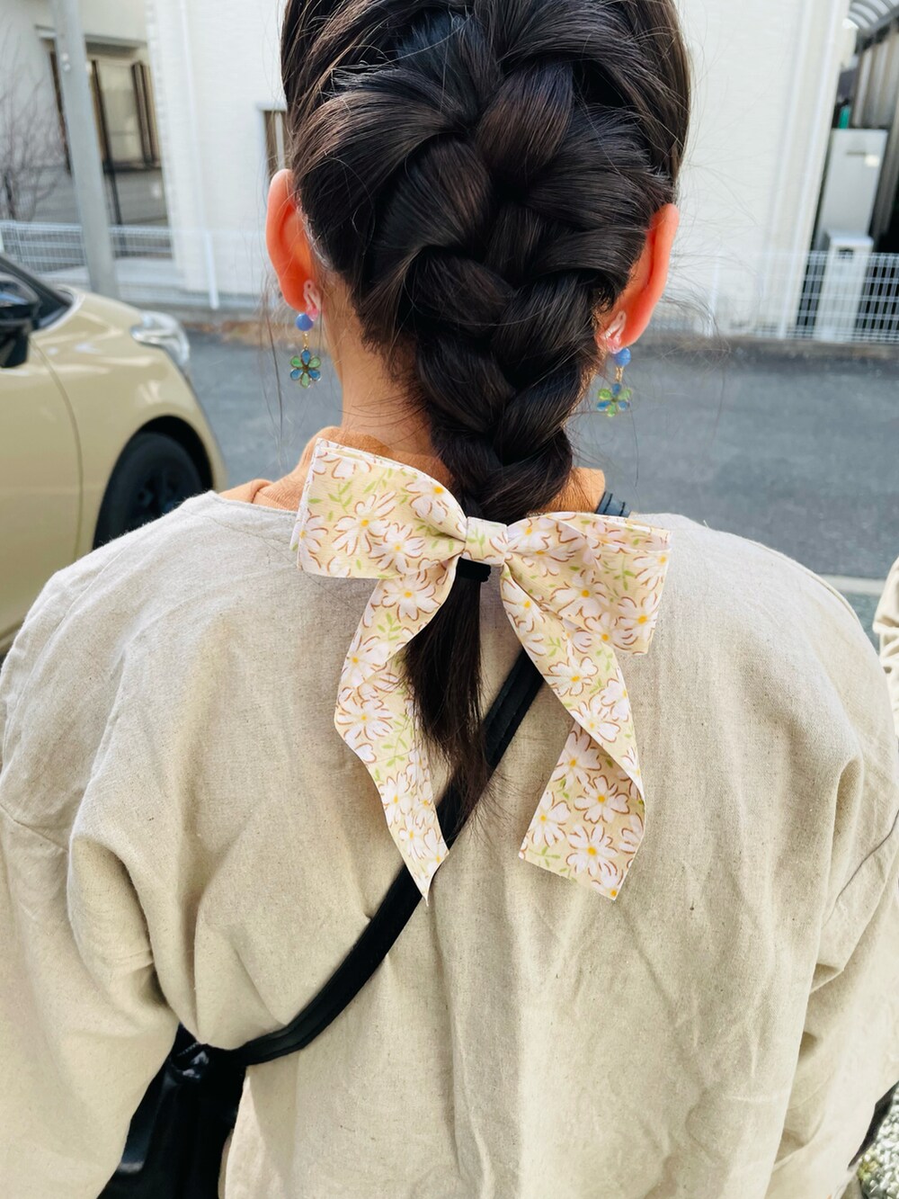 ベージュ系のジャケット/アウター、オレンジ系のTシャツ/カットソー、ブラック系のハンドバッグを着用したキッズの春コーディネートの4枚目の写真