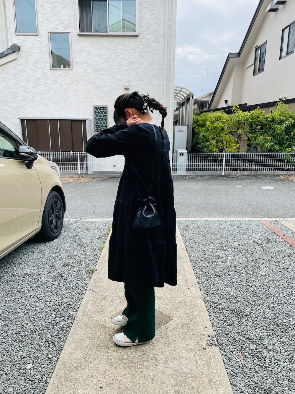 ブラック系のハンドバッグ、ブラック系のワンピース、グリーン系のその他パンツを着用したキッズの春コーディネートの2枚目の写真