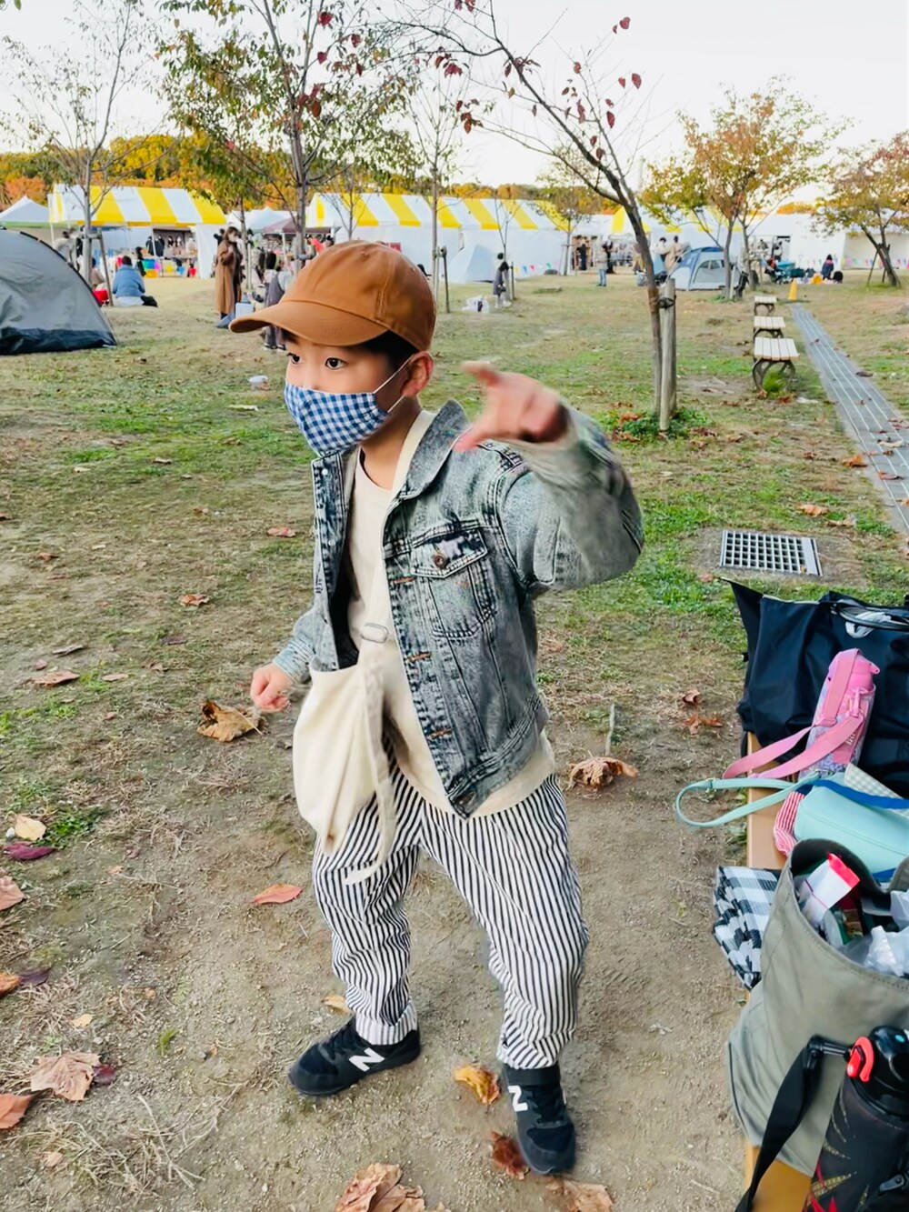 ホワイト系のその他パンツ、ブラック系のスニーカー、ベージュ系のTシャツ/カットソーを着用したキッズの秋コーディネートの2枚目の写真