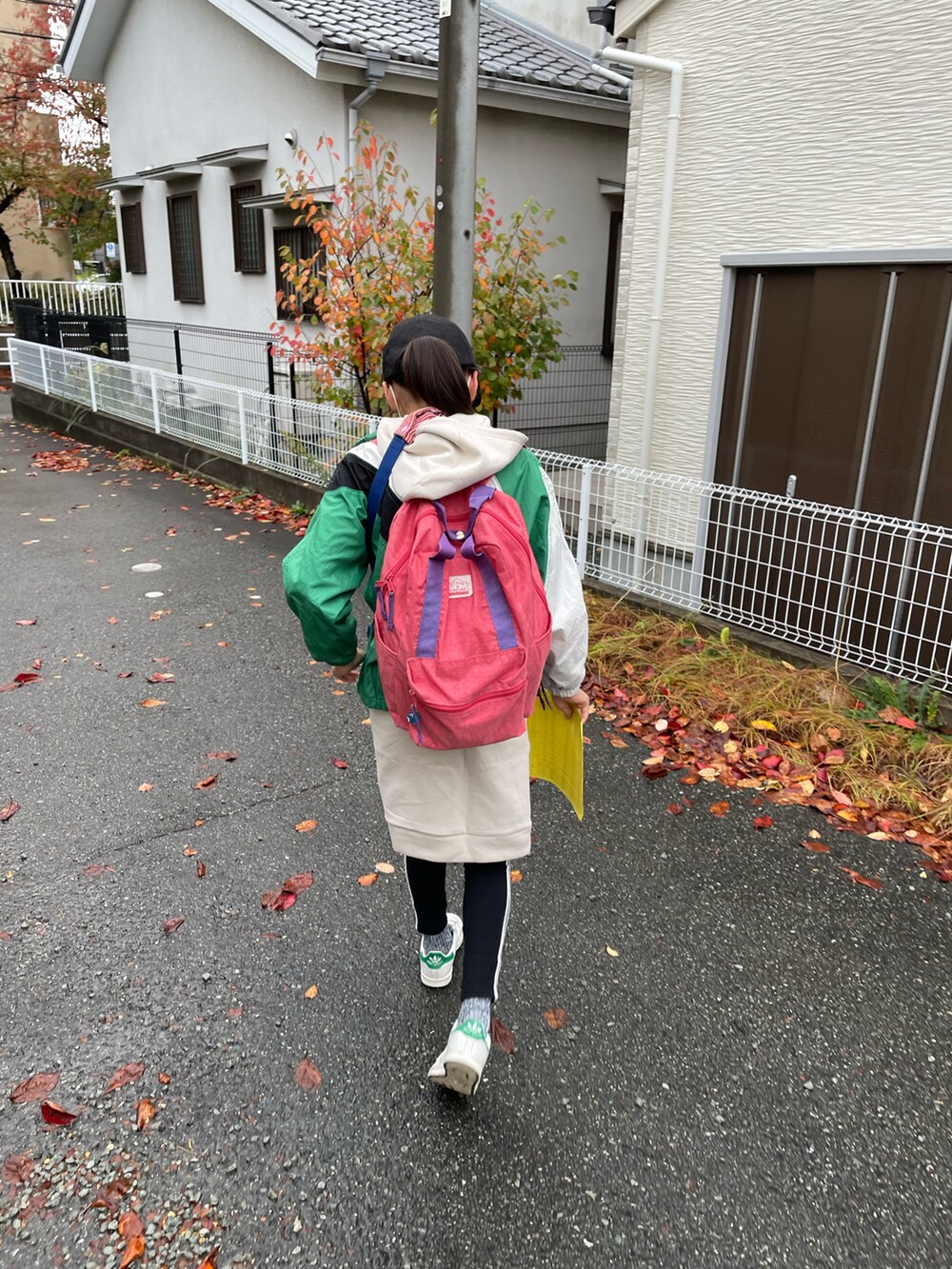 グリーン系のその他アウター、ホワイト系のスニーカー、ピンク系のバックパック/リュックを着用したキッズの秋コーディネートの3枚目の写真