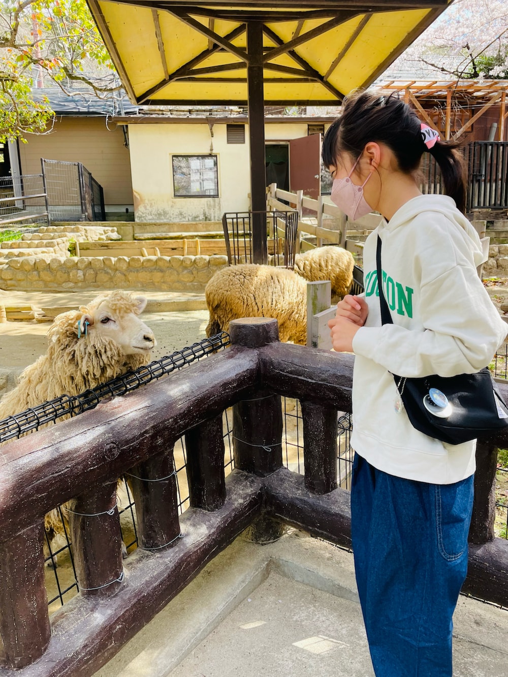 ブルー系のデニムパンツ、ホワイト系のスニーカー、ホワイト系のTシャツ/カットソーを着用したキッズの春コーディネートの5枚目の写真