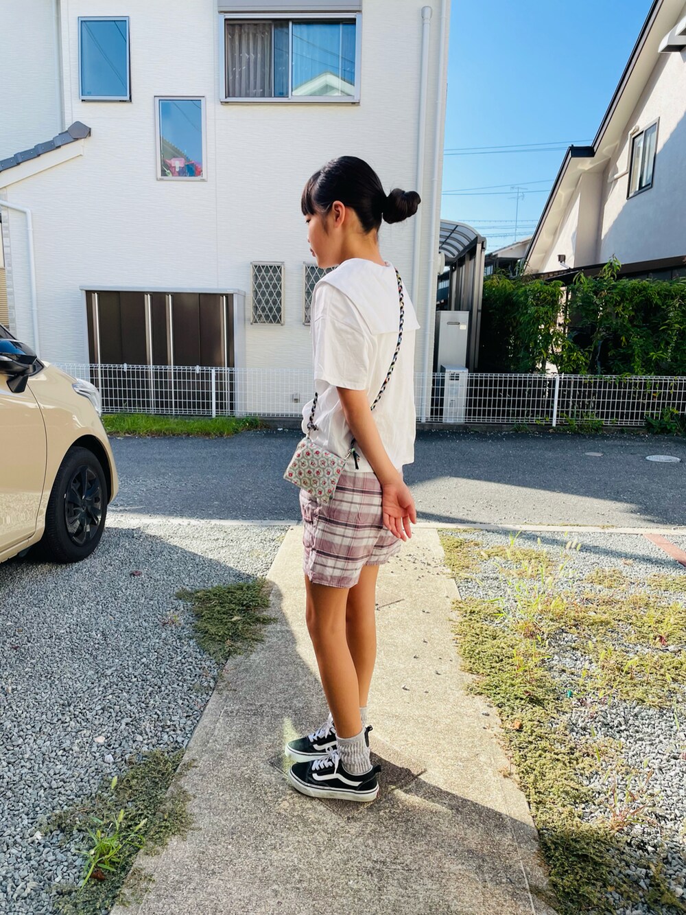 ベージュ系のその他パンツ、ブラック系のスニーカー、その他のソックス/靴下を着用したキッズの夏コーディネートの2枚目の写真