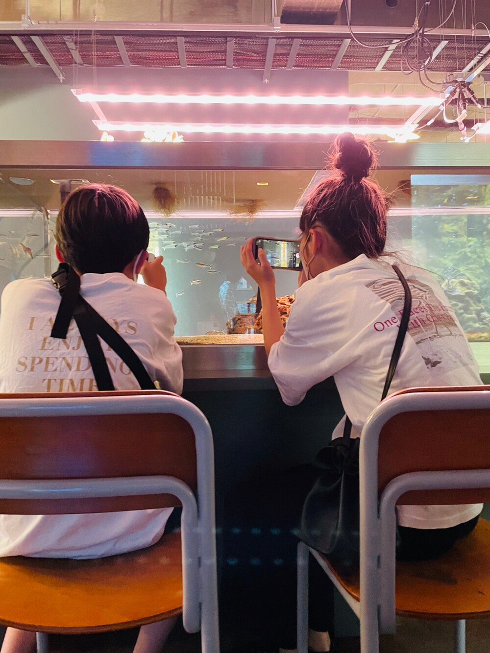 ホワイト系のTシャツ/カットソー、ブラック系のその他パンツ、ベージュ系のその他トップスを着用したキッズの夏コーディネートの3枚目の写真