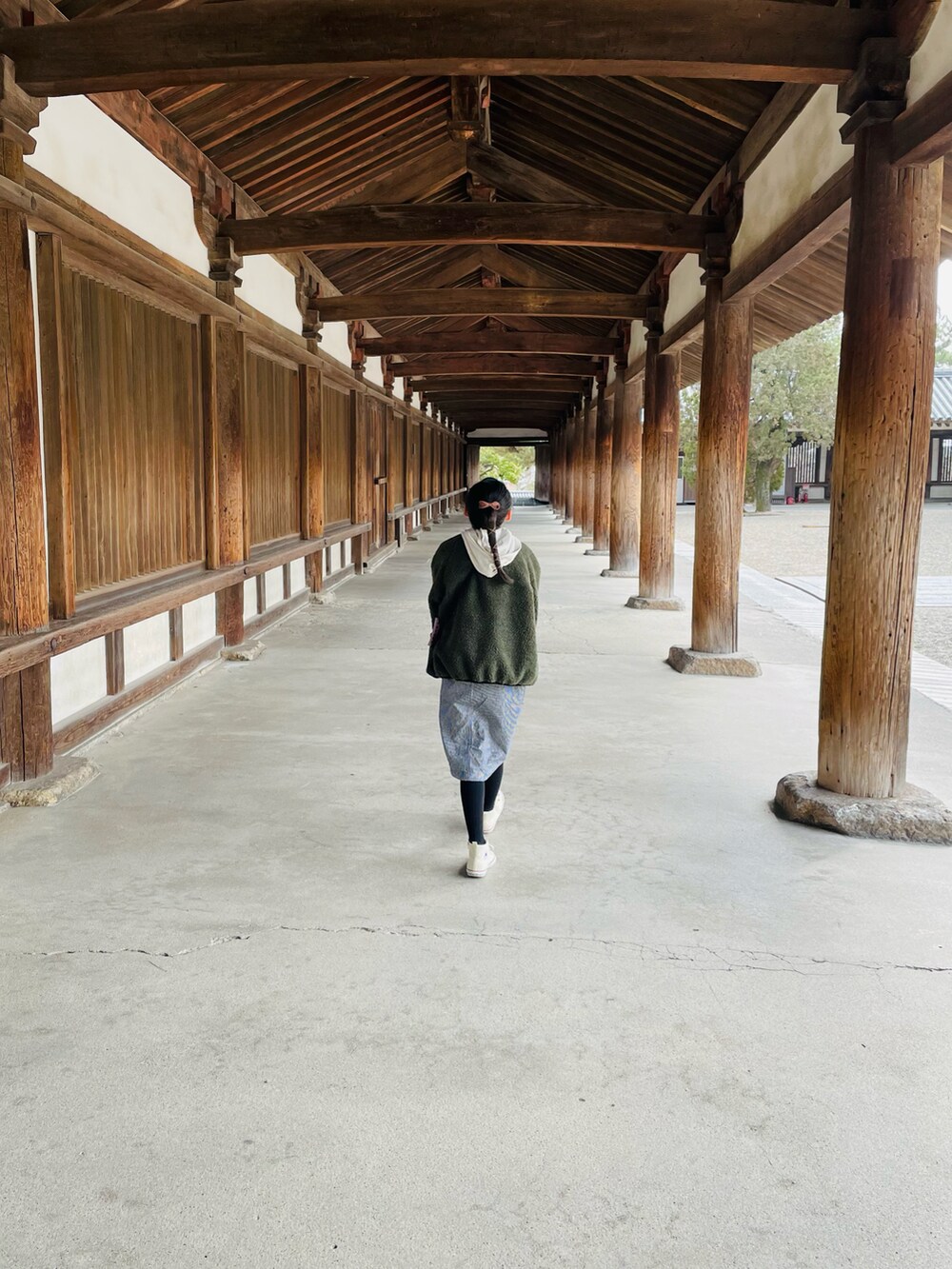 グリーン系のその他アウター、ブラウン系のその他アウター、グレー系のTシャツ/カットソーを着用したキッズの春コーディネートの4枚目の写真