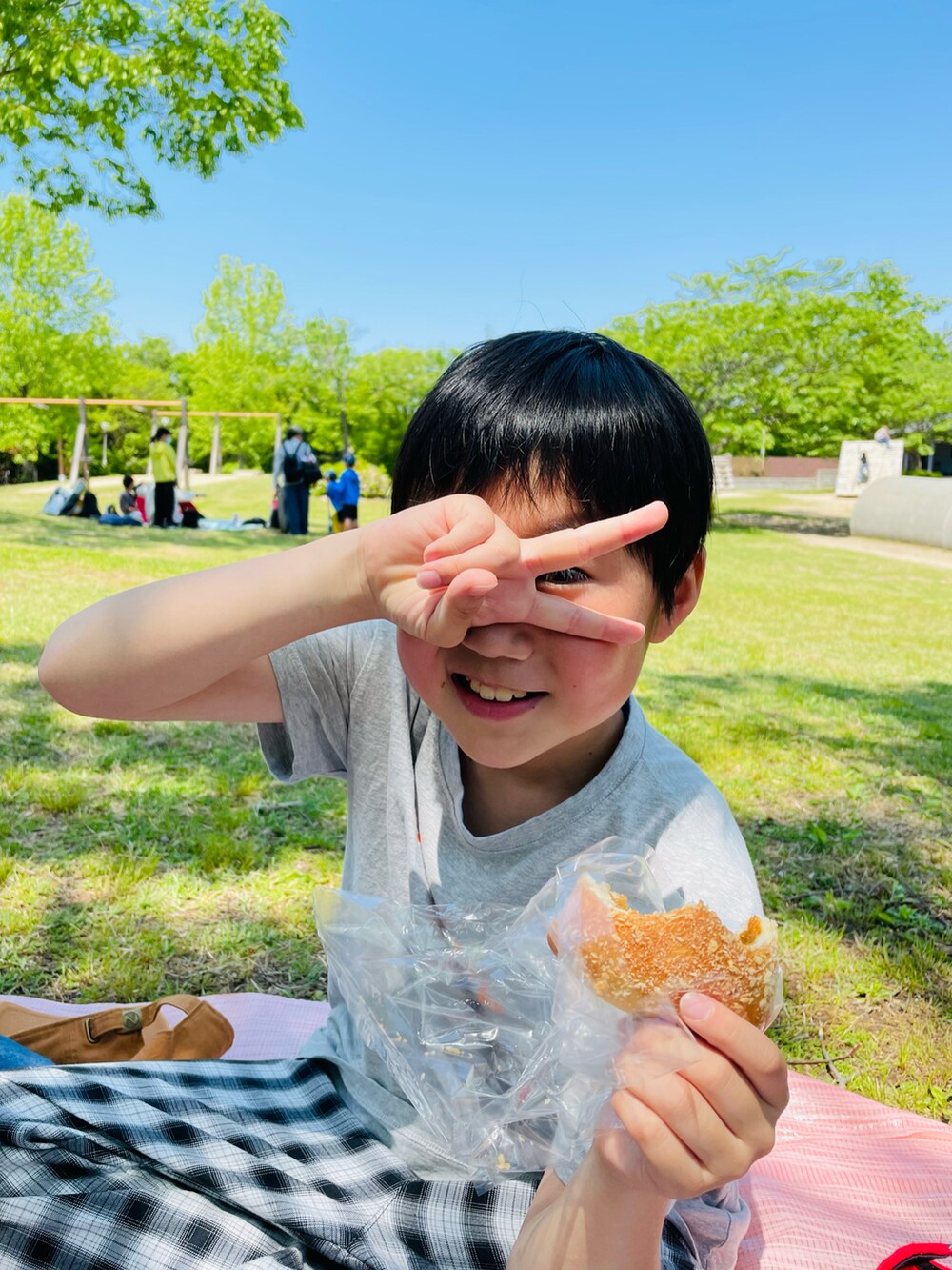 グレー系のTシャツ/カットソー、ホワイト系のスニーカー、レッド系のキャップを着用したキッズの春コーディネートの3枚目の写真