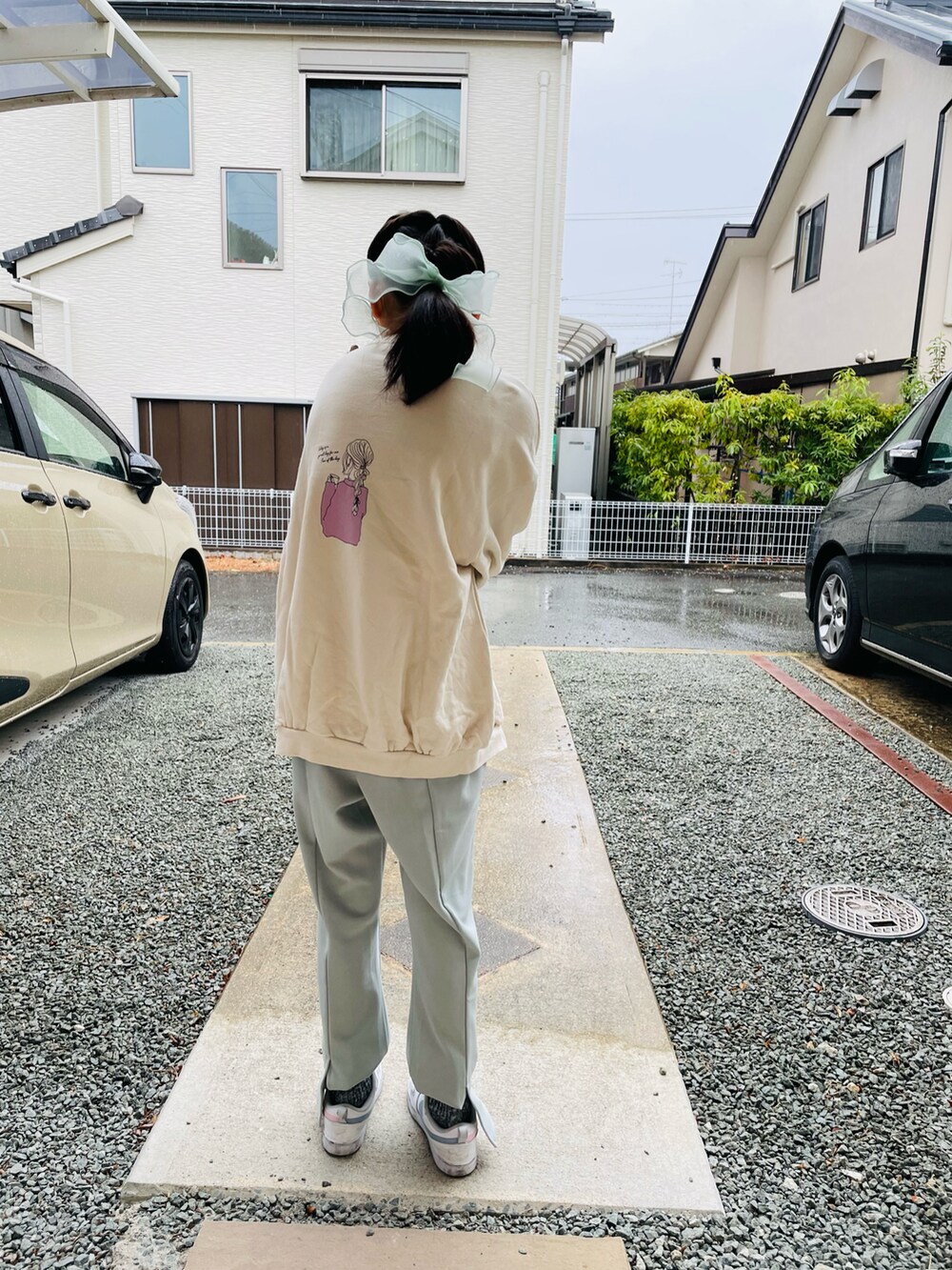 ベージュ系のスウェット、ベージュ系のショルダーバッグ、グリーン系のその他パンツを着用したキッズの春コーディネートの3枚目の写真