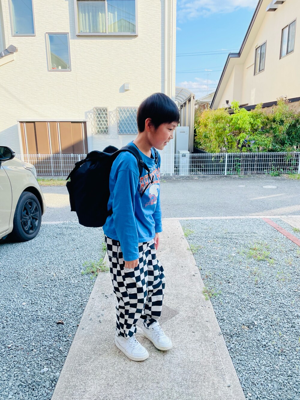 ブルー系のTシャツ/カットソー、ブラック系のその他パンツ、ホワイト系のスニーカーを着用したキッズの春コーディネートの3枚目の写真