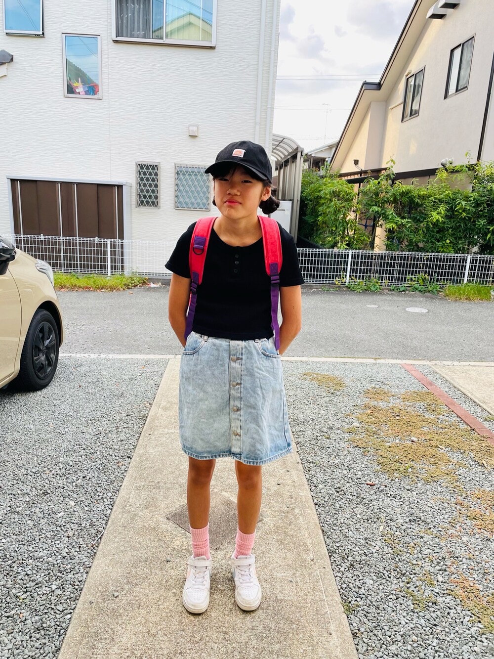 ブルー系のデニムスカート、ブラック系のTシャツ/カットソー、ホワイト系のスニーカーを着用したキッズの秋コーディネートの2枚目の写真