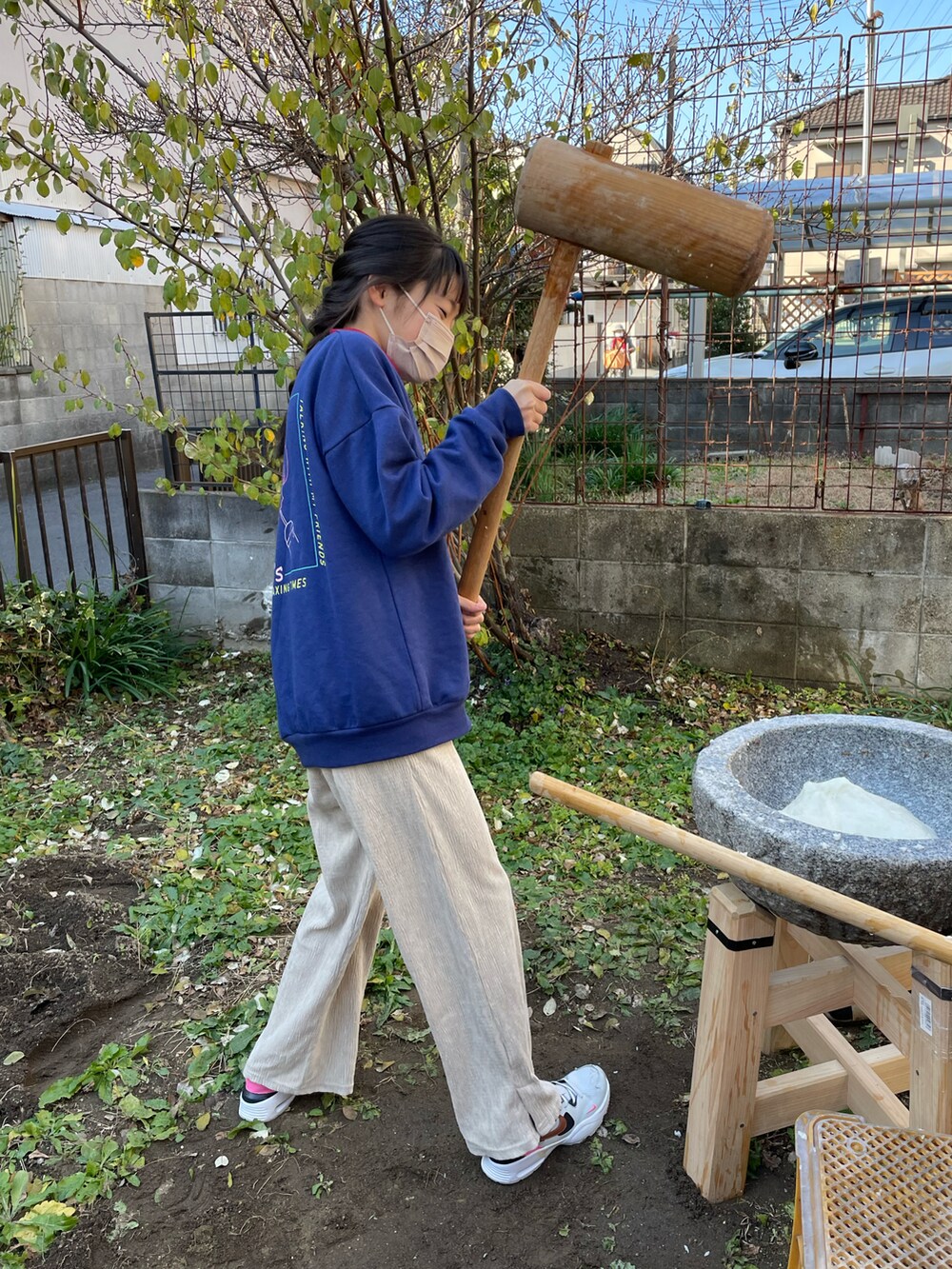 ブルー系のスウェット、ベージュ系のその他パンツ、グレー系のスニーカーを着用したキッズの冬コーディネートの2枚目の写真