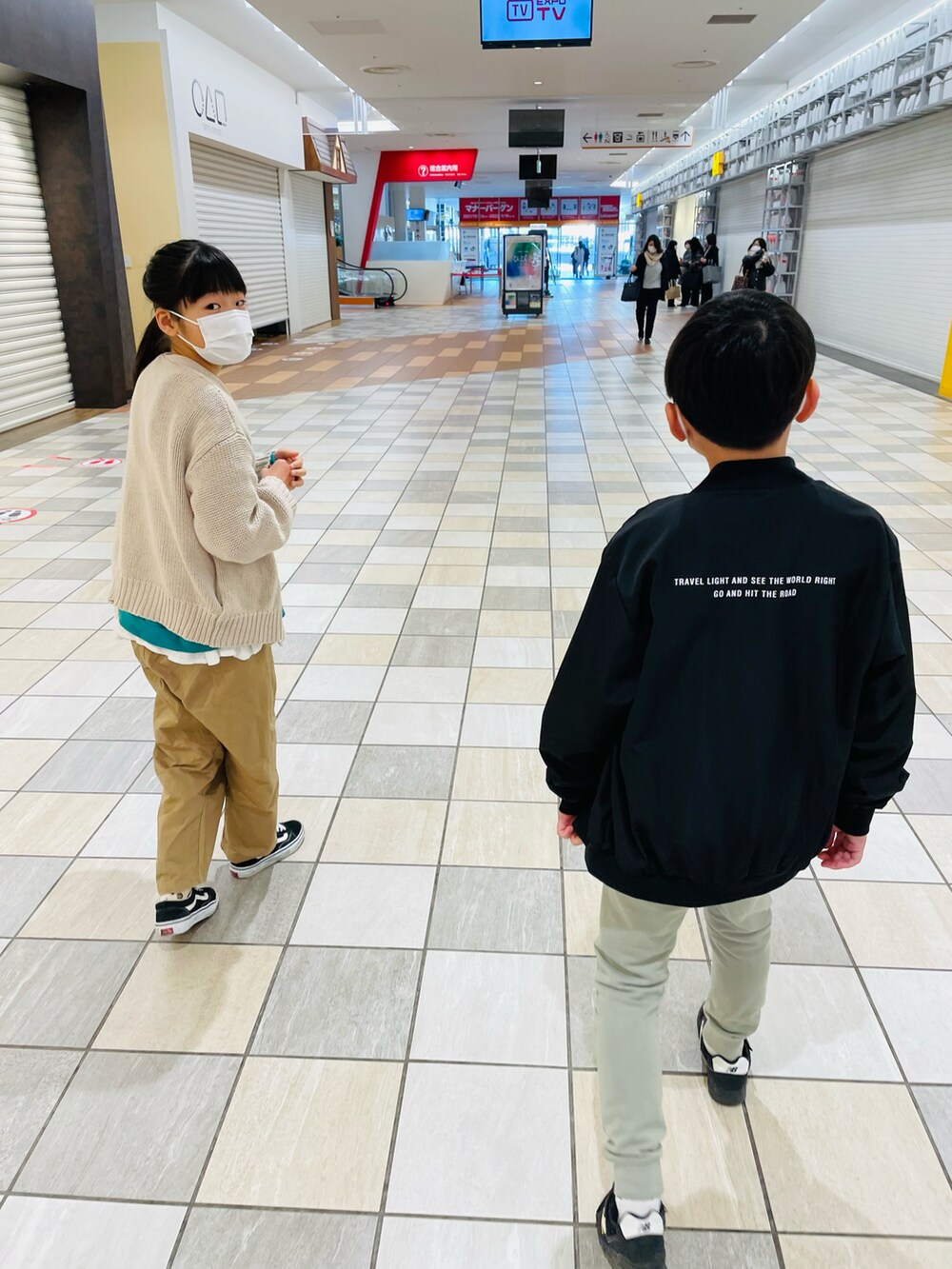 グリーン系のスウェット、ベージュ系のその他パンツ、グリーン系のその他パンツを着用したキッズの冬コーディネートの2枚目の写真