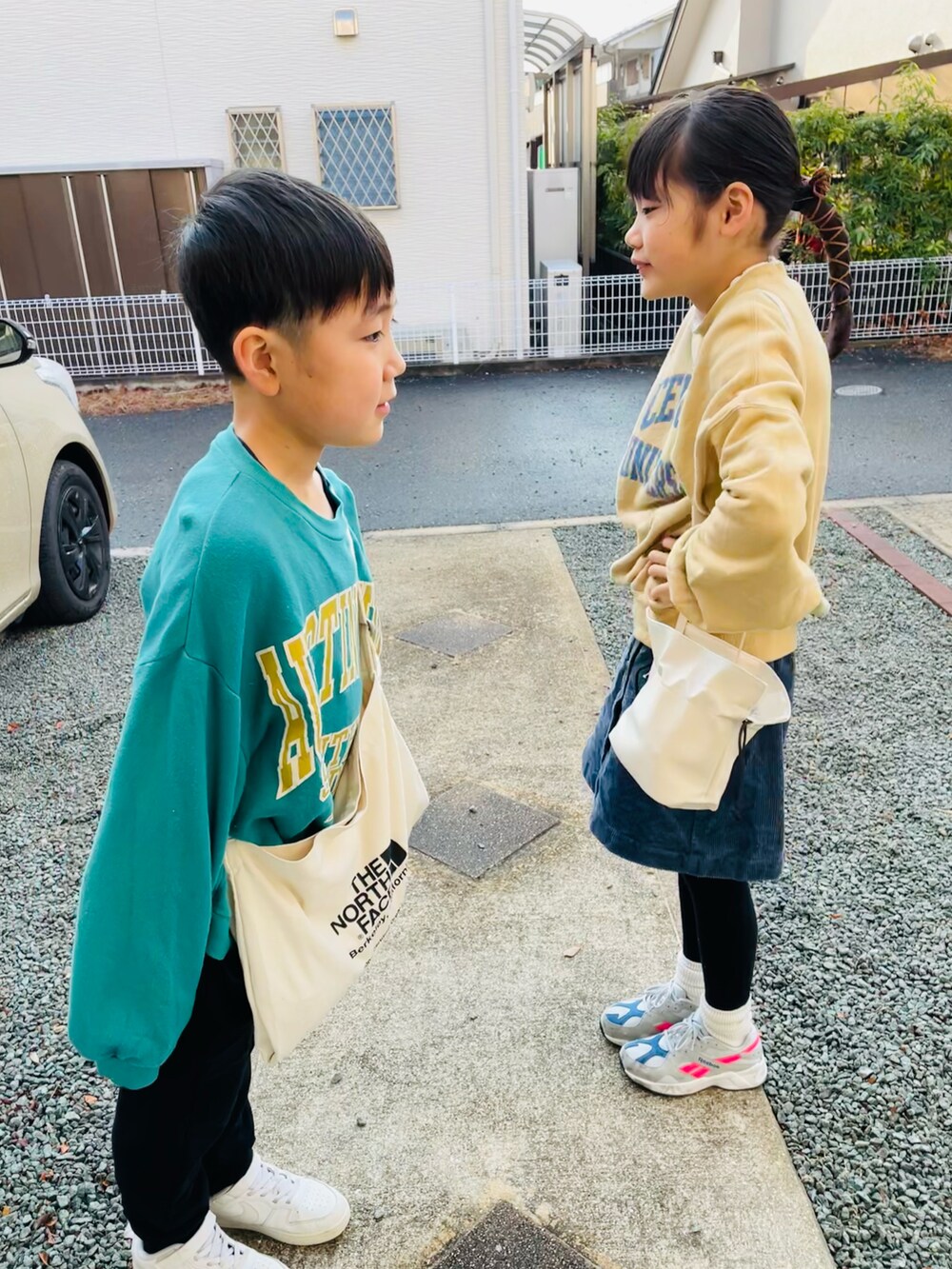 グリーン系のスウェット、ブラック系のその他パンツ、ホワイト系のスニーカーを着用したキッズの冬コーディネートの2枚目の写真