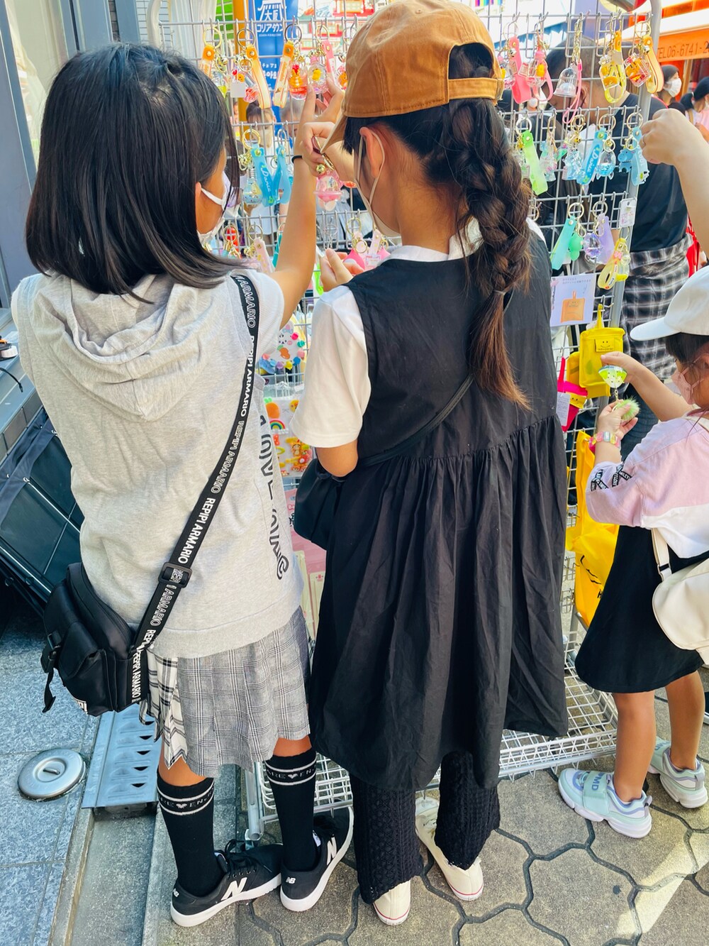 ブラック系のその他パンツ、ホワイト系のスニーカー、その他のTシャツ/カットソーを着用したキッズの秋コーディネートの4枚目の写真