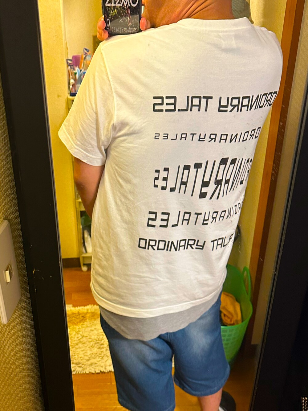 ホワイト系のTシャツ/カットソー、ブルー系のデニムパンツを着用したメンズの夏コーディネートの2枚目の写真