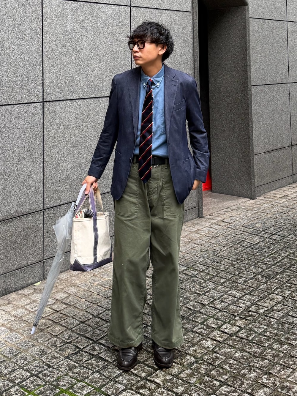 ブルー系のシャツ/ブラウスを着用したメンズの夏コーディネートの2枚目の写真