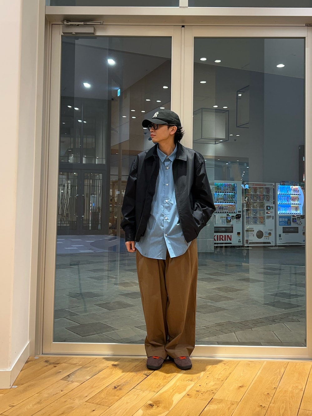 ブルー系のブルゾン、ブルー系のシャツ/ブラウス、ブラウン系のスニーカーを着用したメンズの冬コーディネートの2枚目の写真