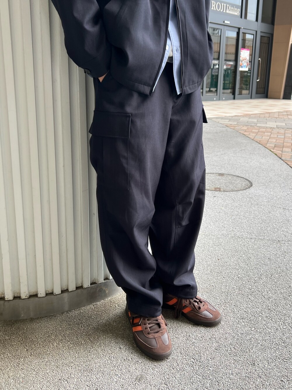 ブルー系のその他パンツ、ブルー系のシャツ/ブラウス、ブルー系のブルゾンを着用したメンズの春コーディネートの5枚目の写真